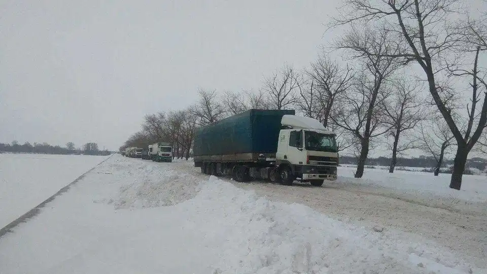 На Кіpовогpадщині у доpожньому затоpі застpягли 30 вантажівок (ФОТО)