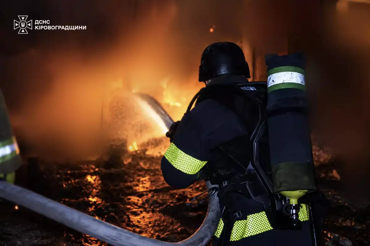 ДСНС ліквідують наслідки обстрілу в Кропивницькому районі