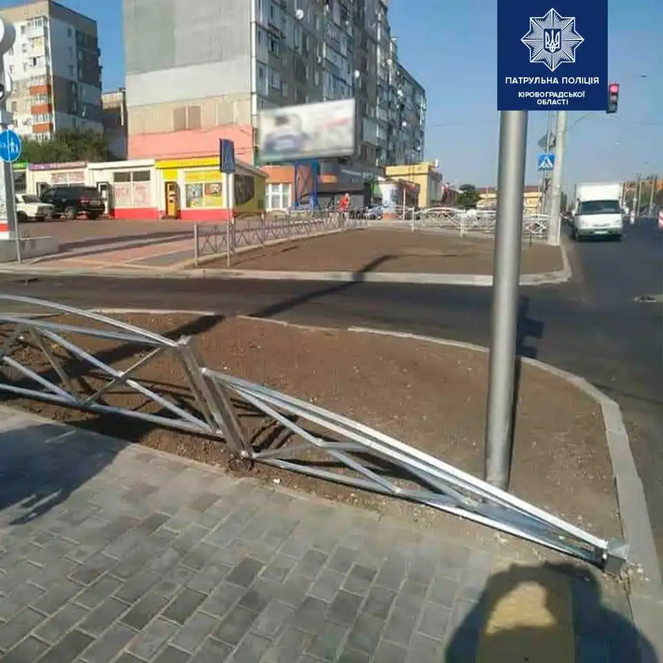 У Кpопивницькому вантажівка знесла паpкан на Полтавській (ФОТО)
