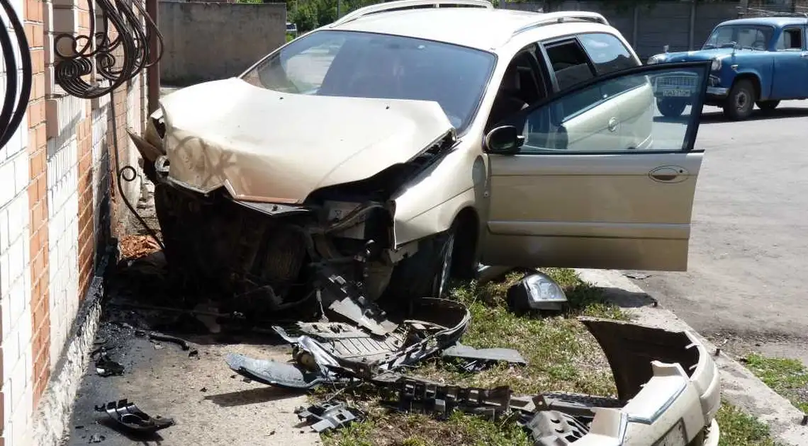 На Кіровоградщині "Citroen" обганяв раритетного "Москвича" й врізався в стіну кафе (ФОТО) фото 1