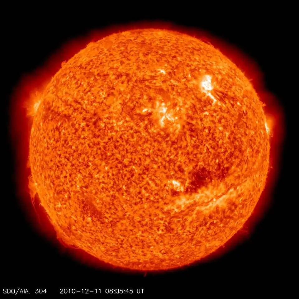 Вчені NASA піймали в об’єктив незвичайне «усміхнене» Сонце (ФОТО)