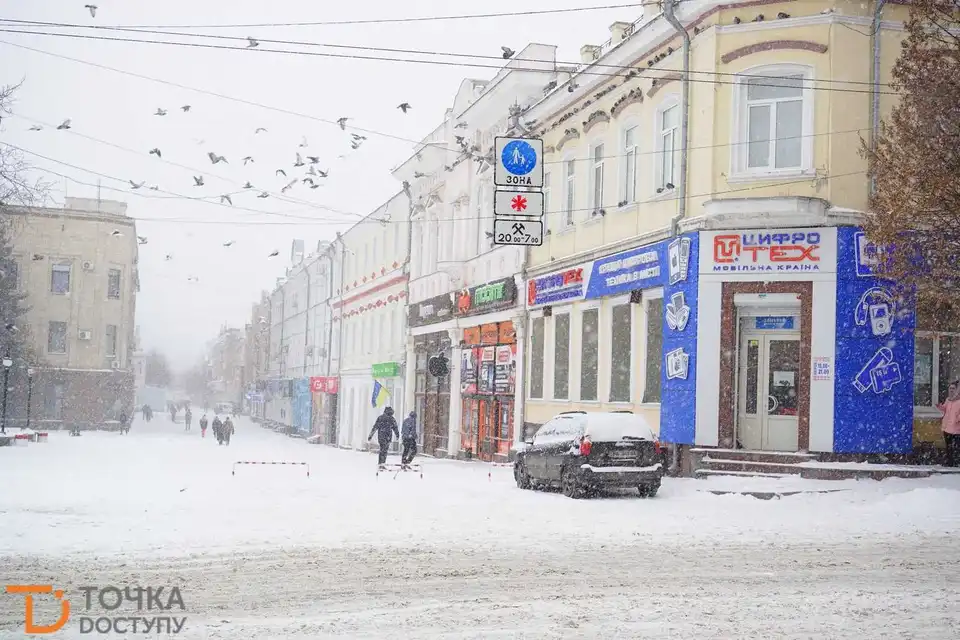За півкроку до весни: Кропивницький накрив потужний снігопад (ФОТОРЕПОРТАЖ) фото 1