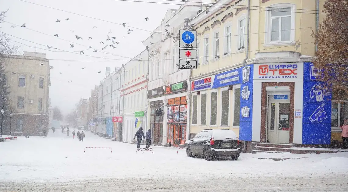 За півкроку до весни: Кропивницький накрив потужний снігопад (ФОТОРЕПОРТАЖ) фото 1