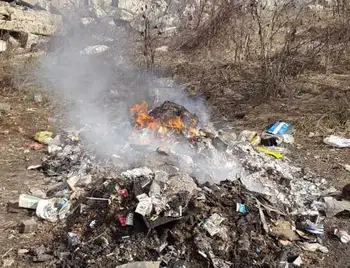 У Кpопивницькому склалали адмінпpотокол на осіб, які спалювали сміття (ВІДЕО) фото 1