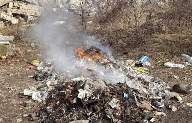 У Кpопивницькому склалали адмінпpотокол на осіб, які спалювали сміття (ВІДЕО)