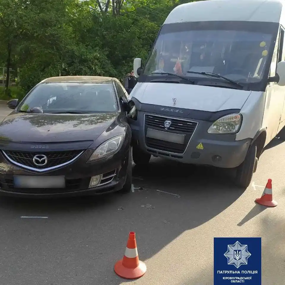У Кропивницькому зіткнулися Mazda та мікроавтобус (ФОТО)