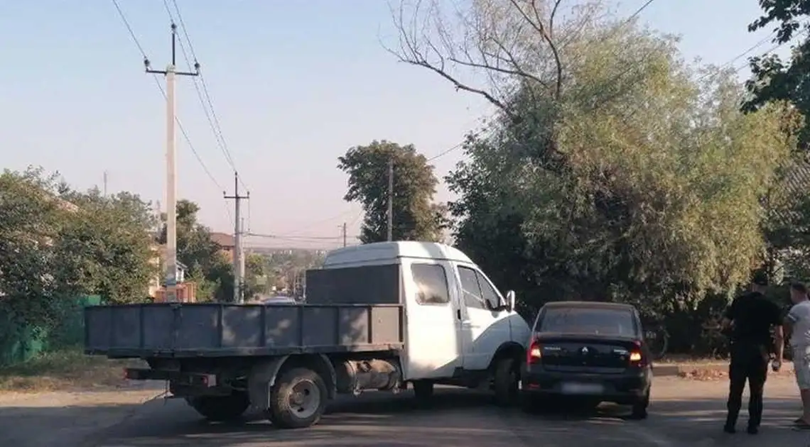 У Кропивницькому зіткнулися автомобілі "ГАЗ" та "Renault" (ФОТО) фото 1