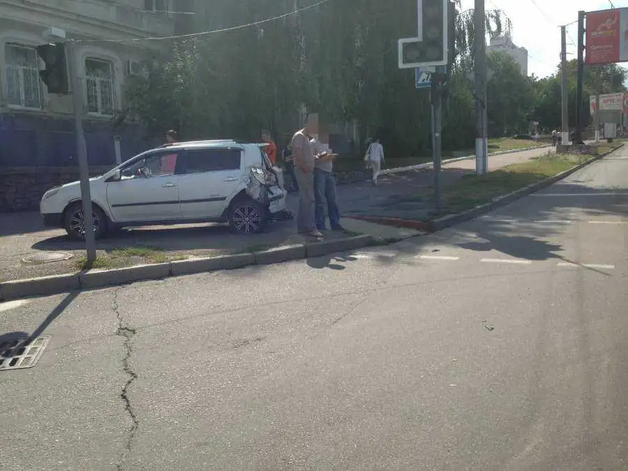 Автобус у Кропивницькому протаранив ВАЗ та Geely на червоному світлі світлофора (ФОТО) фото 1