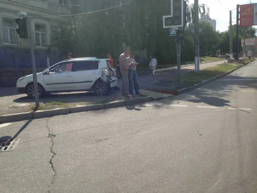 Автобус у Кропивницькому протаранив ВАЗ та Geely на червоному світлі світлофора (ФОТО)