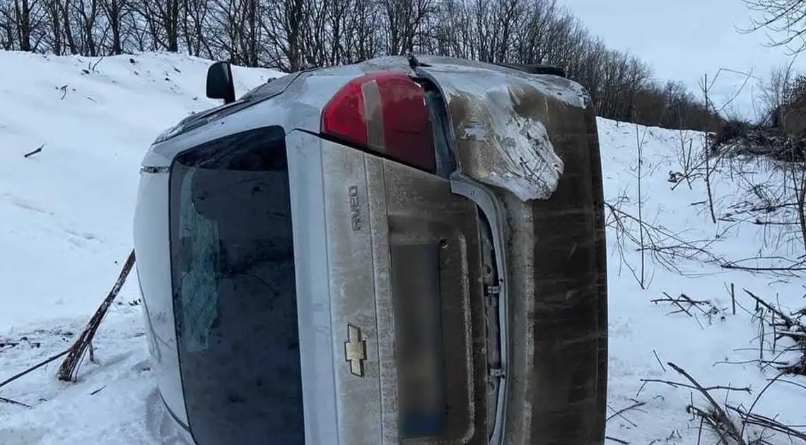 На Кіровоградщині автівка злетіла з дороги та перекинулася (ФОТО) фото 1