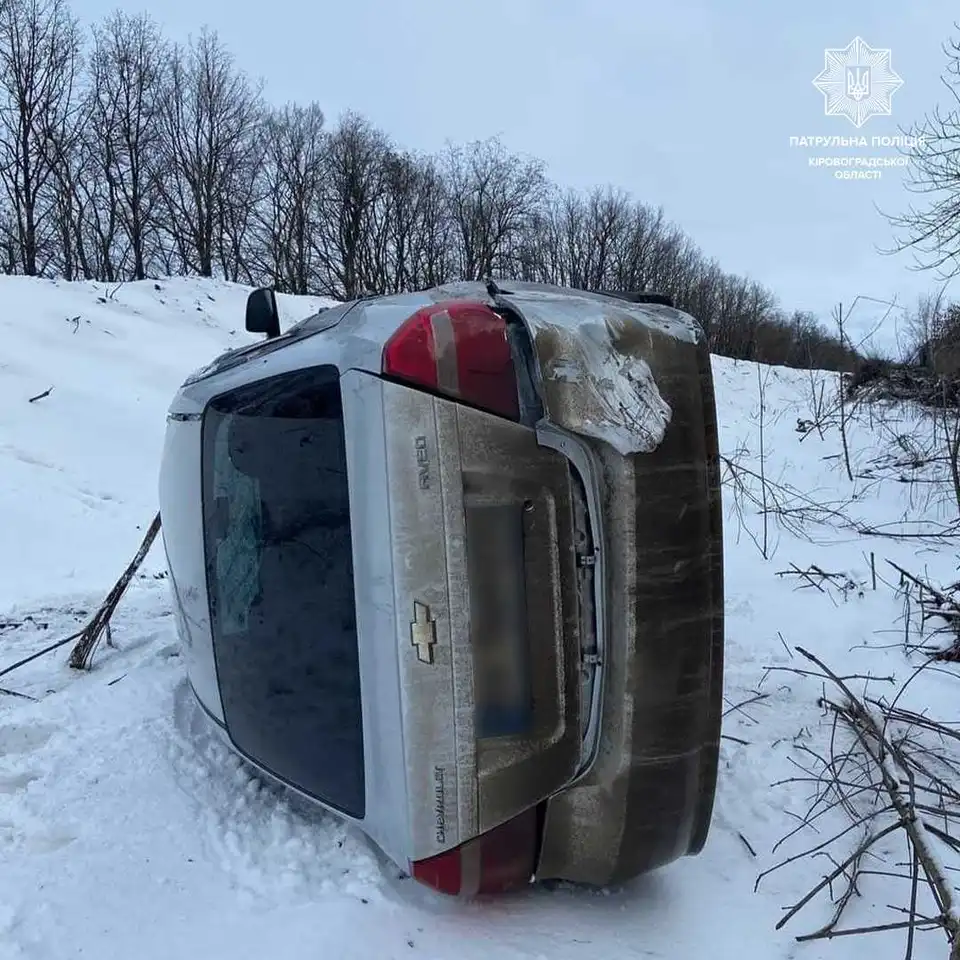 На Кіровоградщині автівка злетіла з дороги та перекинулася (ФОТО)