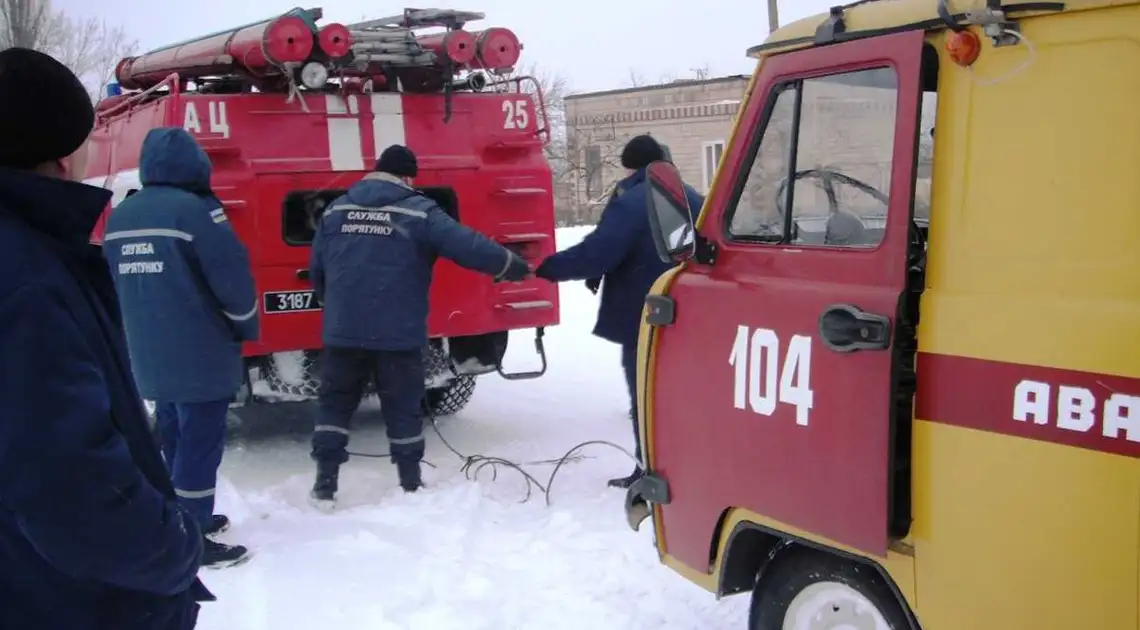 Трасу Кропивницький-Кривий Ріг заблокували одразу 16 потужних вантажівок (ФОТО) фото 1