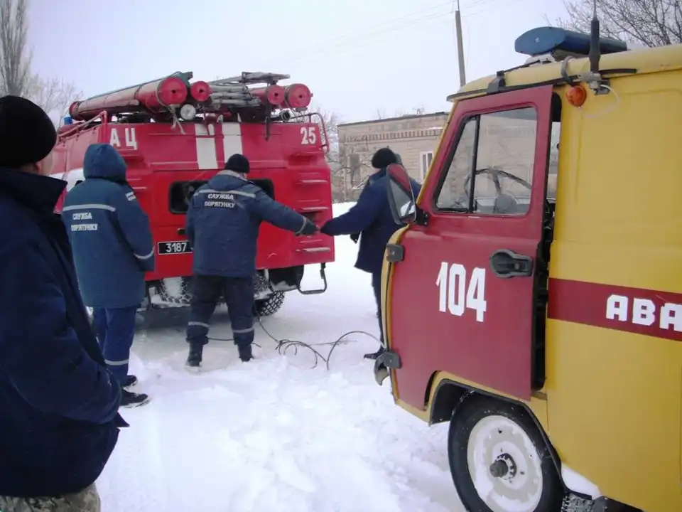 Трасу Кропивницький-Кривий Ріг заблокували одразу 16 потужних вантажівок (ФОТО) фото 1