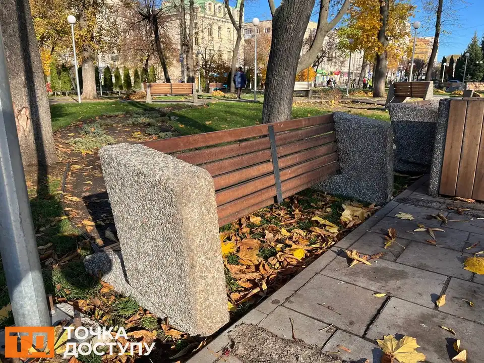 Перевернули 13 лавок у Центральному сквері в Кропивницькому: правоохоронці шукають причетних