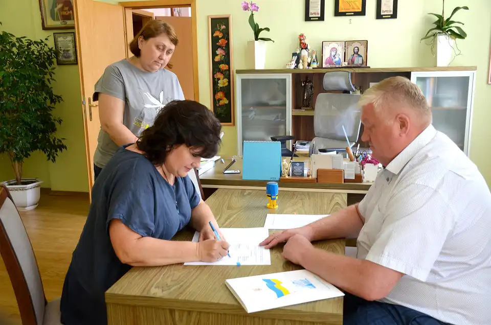 Юрій Дрозд підписує контракт зі Світланою Бондарь