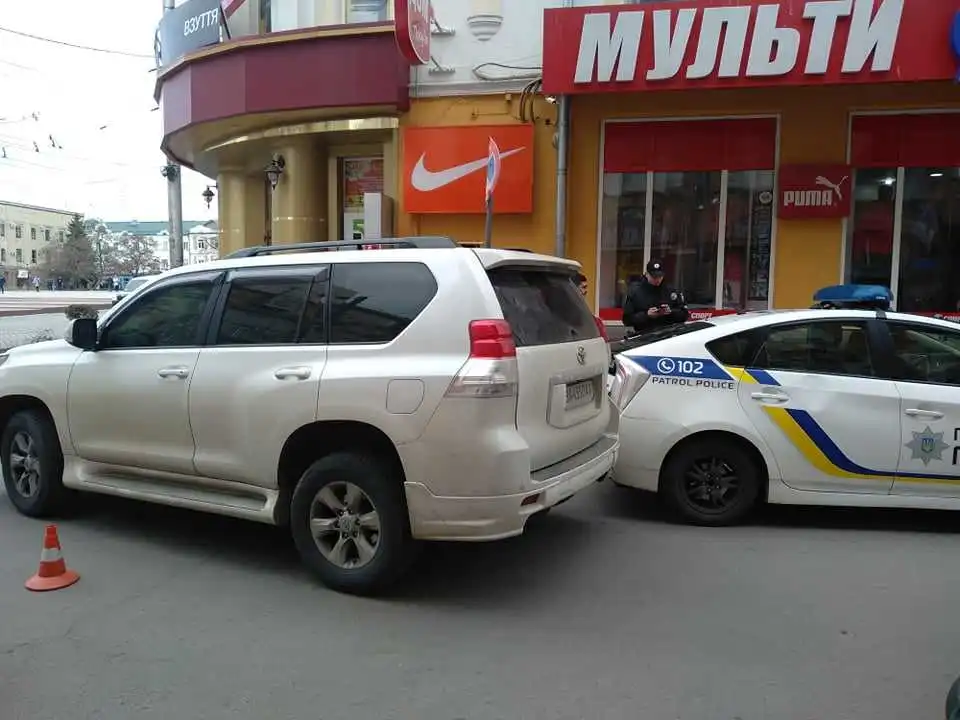 У центрі Кропивницького позашляховик не розминувся з поліцейською автівкою (ФОТО)