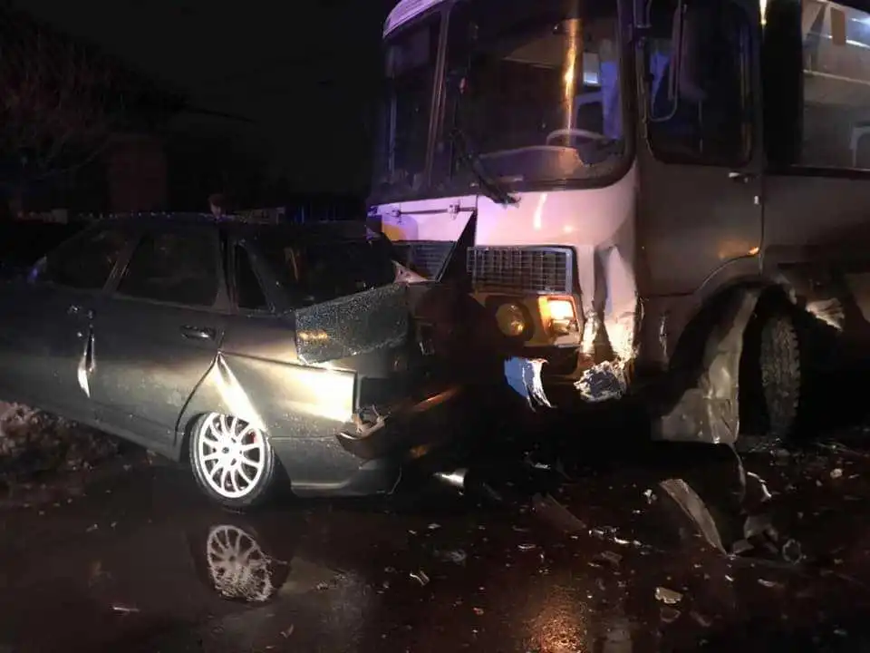 На Кіровоградщині сталася ДТП за участі пасажирського автобуса, є постраждалі (ФОТО)
