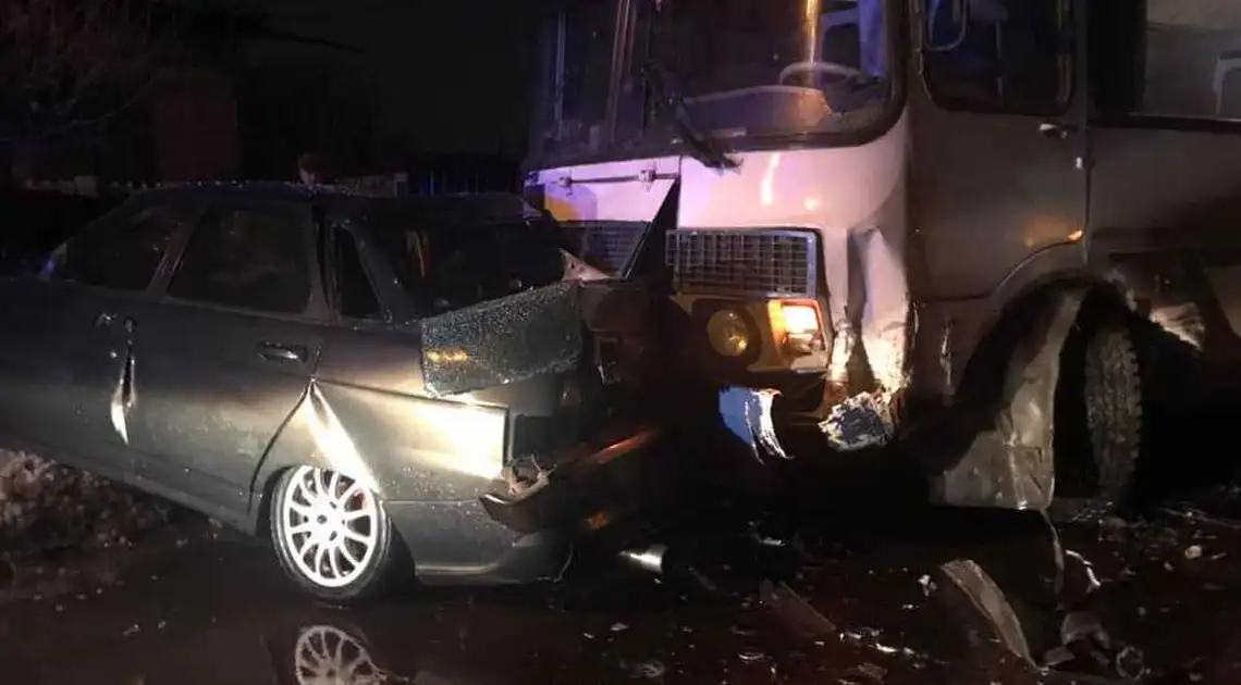 На Кіровоградщині сталася ДТП за участі пасажирського автобуса, є постраждалі (ФОТО) фото 1