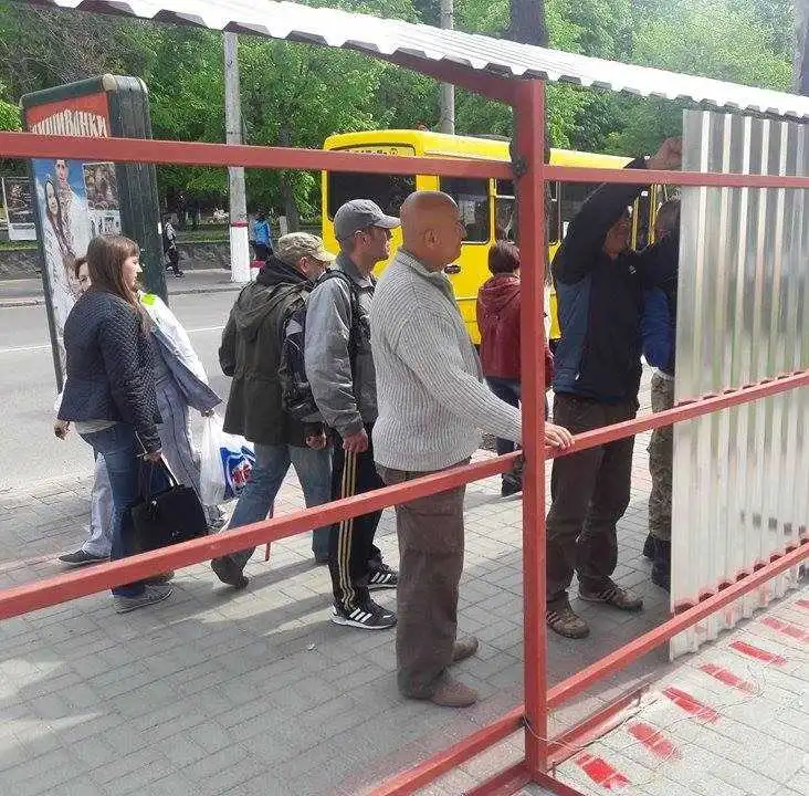 Обіцяли – виконали: ветерани АТО демонтували скандальний будівельний паркан у центрі Кіровограда (ФОТО)