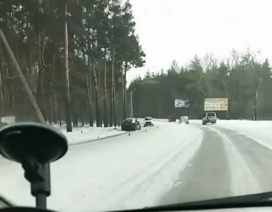 У Кропивницькому автівка в’їхала в електроопору (ФОТО)