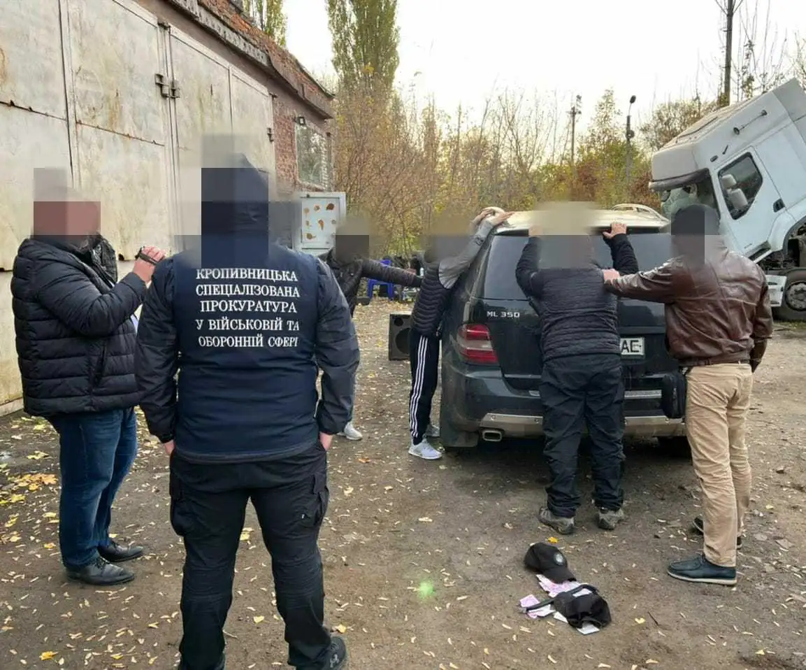 Вимагав неіснуючий борг: на Кіровоградщині військовослужбовцю повідомили про підозру фото 1