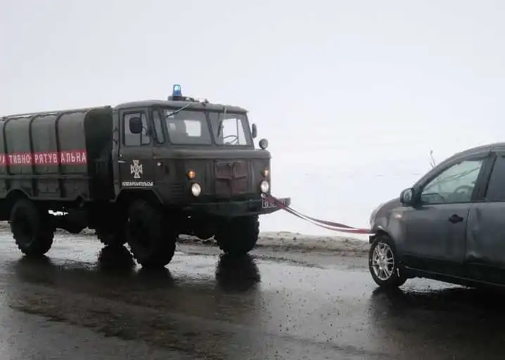 На Кіровоградщині "Nissan" злетів у кювет та перекинувся
