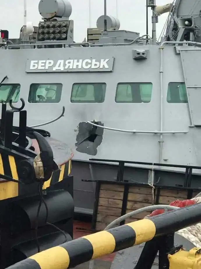 В мережі опублікували перше фото обстріляного росіянами українського катера фото 1