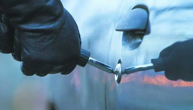 У Світловодську поліцейський в позаpобочий час викpив чоловіка, який вкpав авто