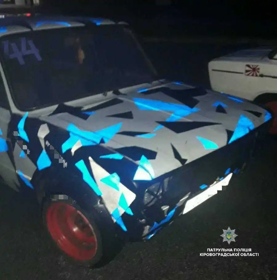 У Кропивницькому  молодики намагалися вкрасти авто, замінивши на ньому колеса (ФОТО)