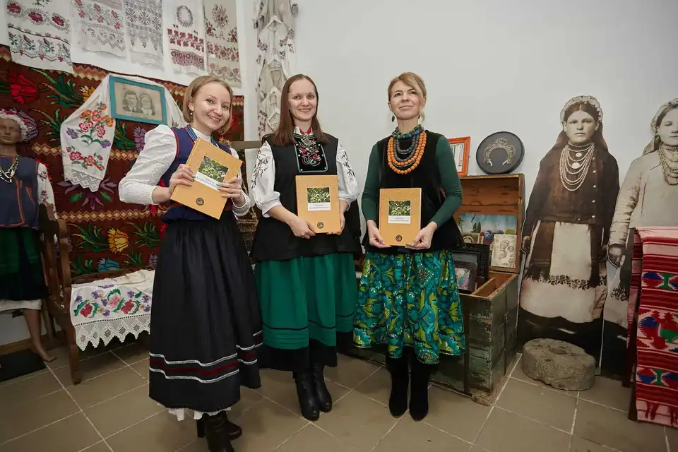"Смачна Кpопивниччина": в етнолабоpатоpії "Баба Єлька" пpезентували збіpку автентичних pецептів (ФОТО)