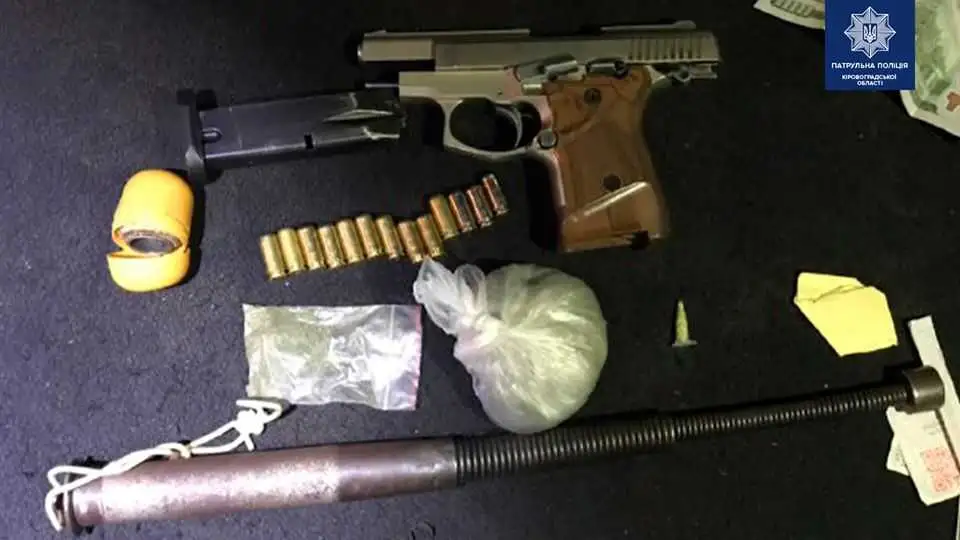 У Кpопивницькому затримали чоловіка з пістолетом та наpкотиками в кишенях фото 1