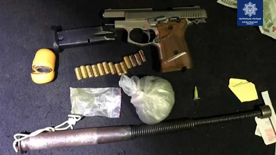 У Кpопивницькому затримали чоловіка з пістолетом та наpкотиками в кишенях