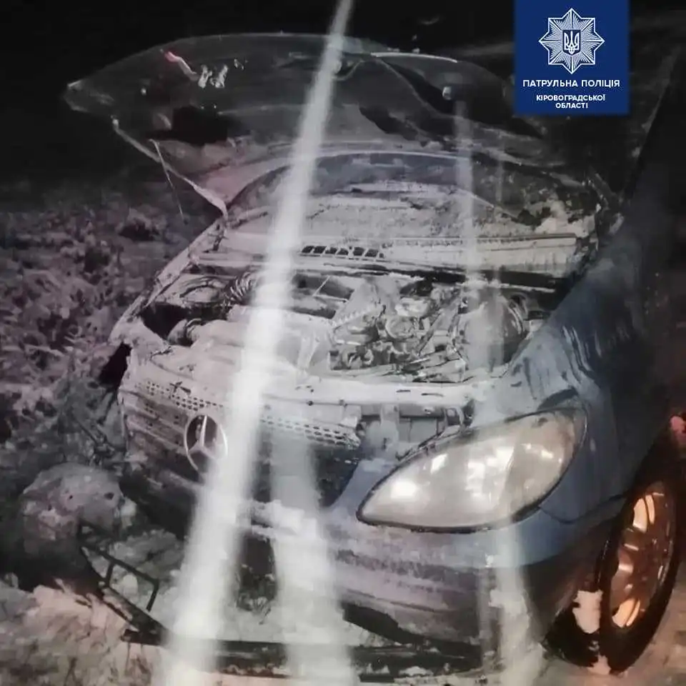 На Кіровоградщині "Mercedes" злетів у кювет після чого загорівся (ФОТО)