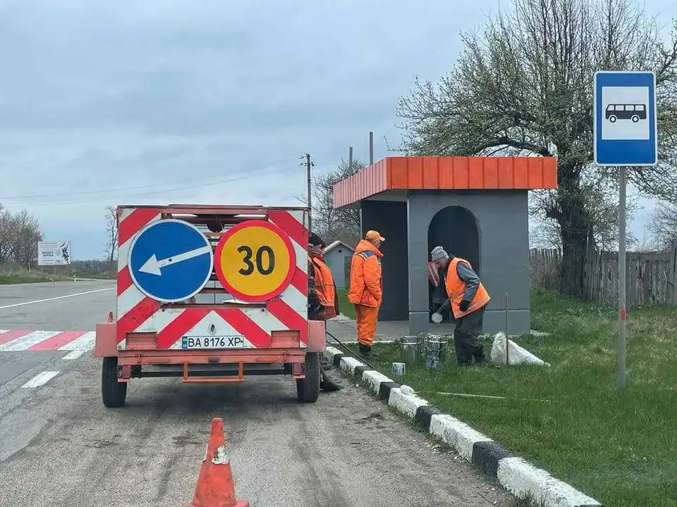 Кіровоградщина: дорожники прибирають узбіччя, фарбують зупинки та ремонтують дороги фото 1