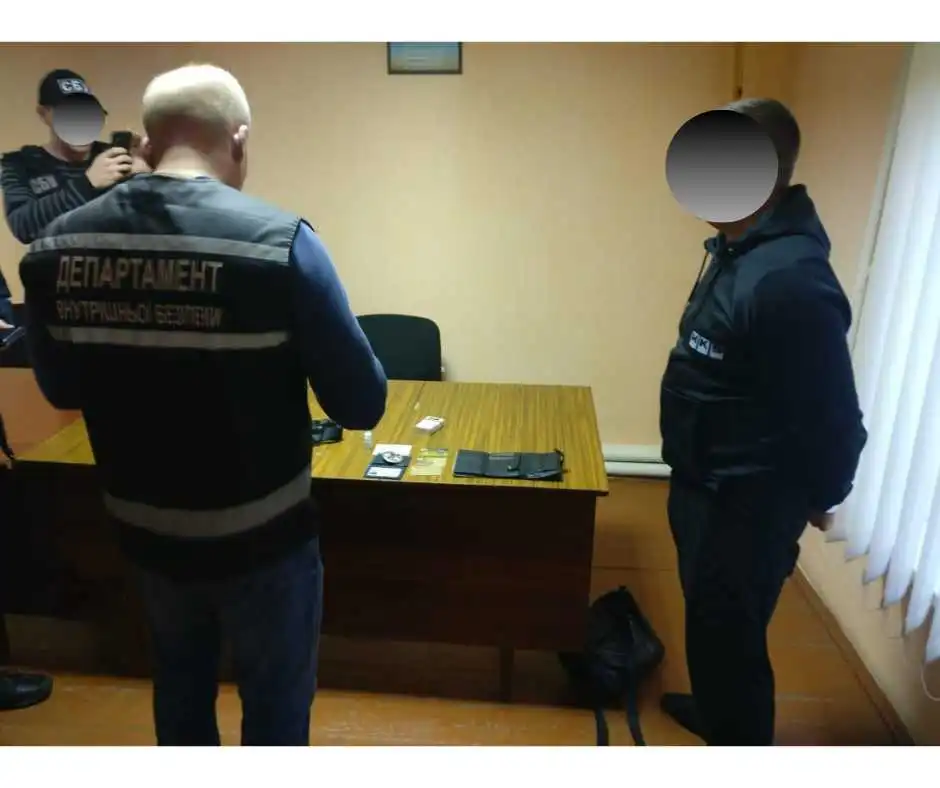 На Кіpовогpадщині на хабаpі затpимали патрульного поліцейського