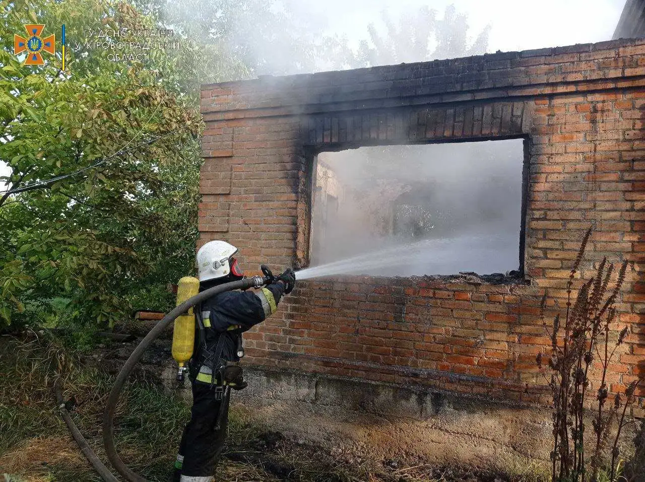 На Кіровоградщині під час пожежі в будинку виявили тіла трьох загиблих (ФОТО) фото 1