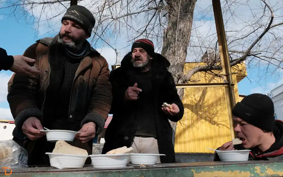 Благодійні обіди: хто й чому годує безхатьків на вокзалі в Кропивницькому (ФОТОРЕПОРТАЖ) фото 1
