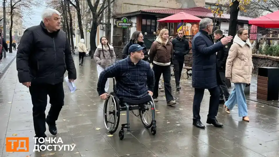 Ветеран тестував маршрут безбар'єрності у Кропивницькому: які перешкоди на тротуарах виявили і як їх усуватимуть