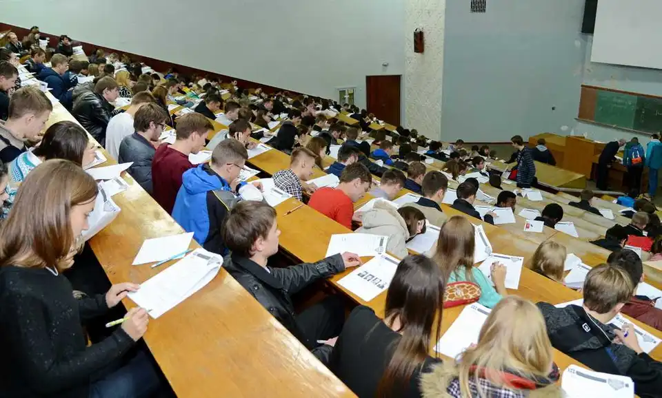 Кабмін значно розширив перелік студентів, яким у 2017 році призначать соціальні стипендії фото 1
