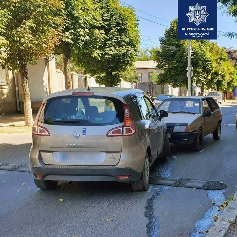 У Кропивницькому неправильно припаркований ВАЗ врізався у "Renault" (ФОТО)