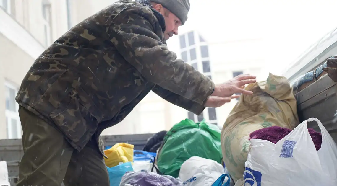 З миру по нитці: у Кропивницькому зібрали гуманітарну допомогу для жителів Авдіївки (ФОТО) фото 1