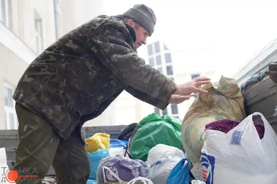 З миру по нитці: у Кропивницькому зібрали гуманітарну допомогу для жителів Авдіївки (ФОТО)