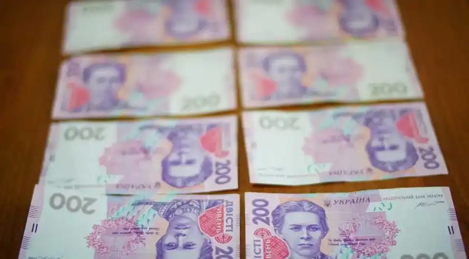 гроші на столі