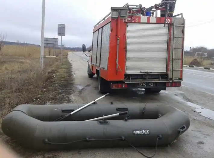 На Кіровоградщині рибалку ледь не вполювала підступна крига (ФОТОФАКТ) фото 2