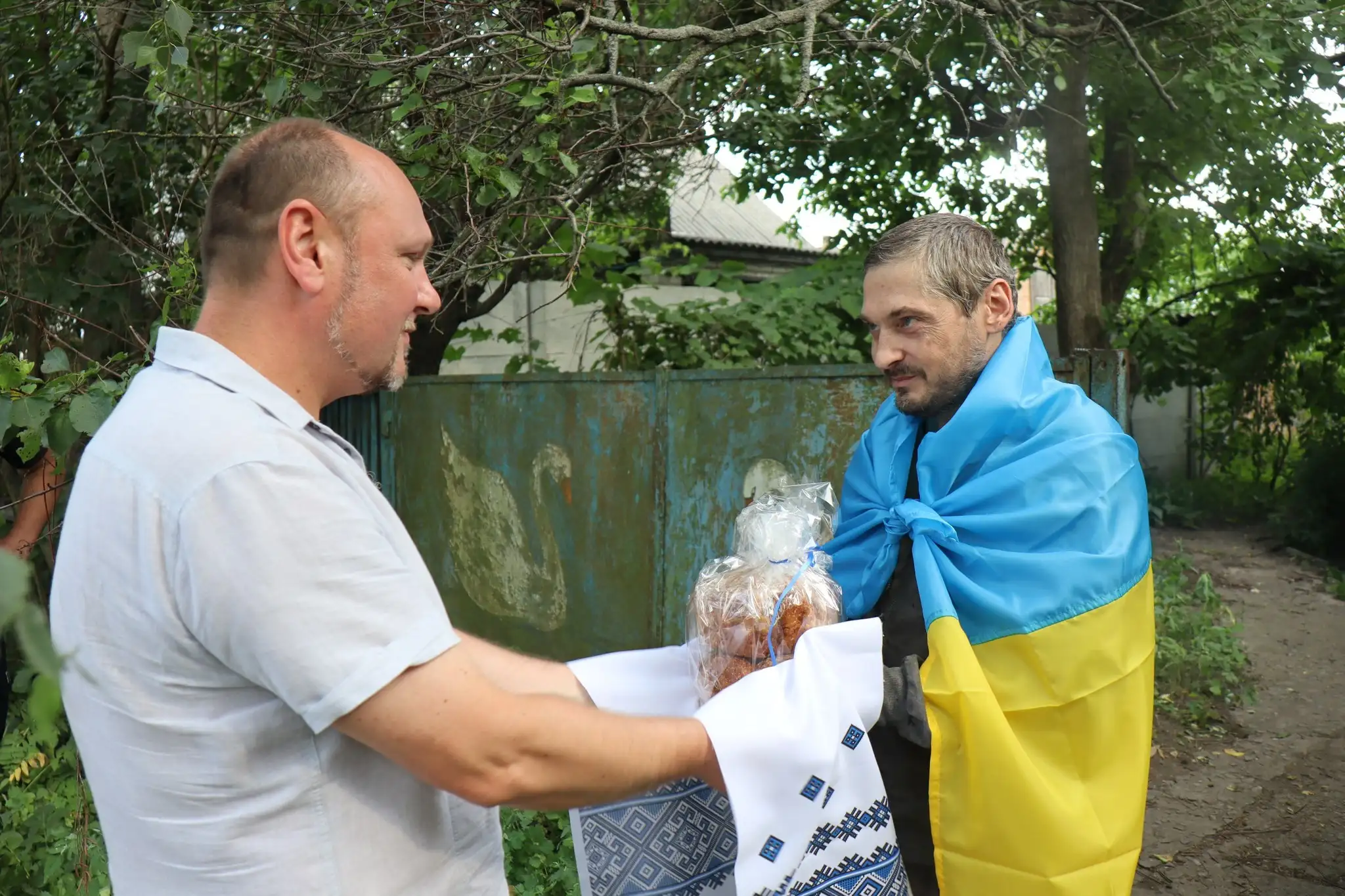Зустріли звільненого з полону військового