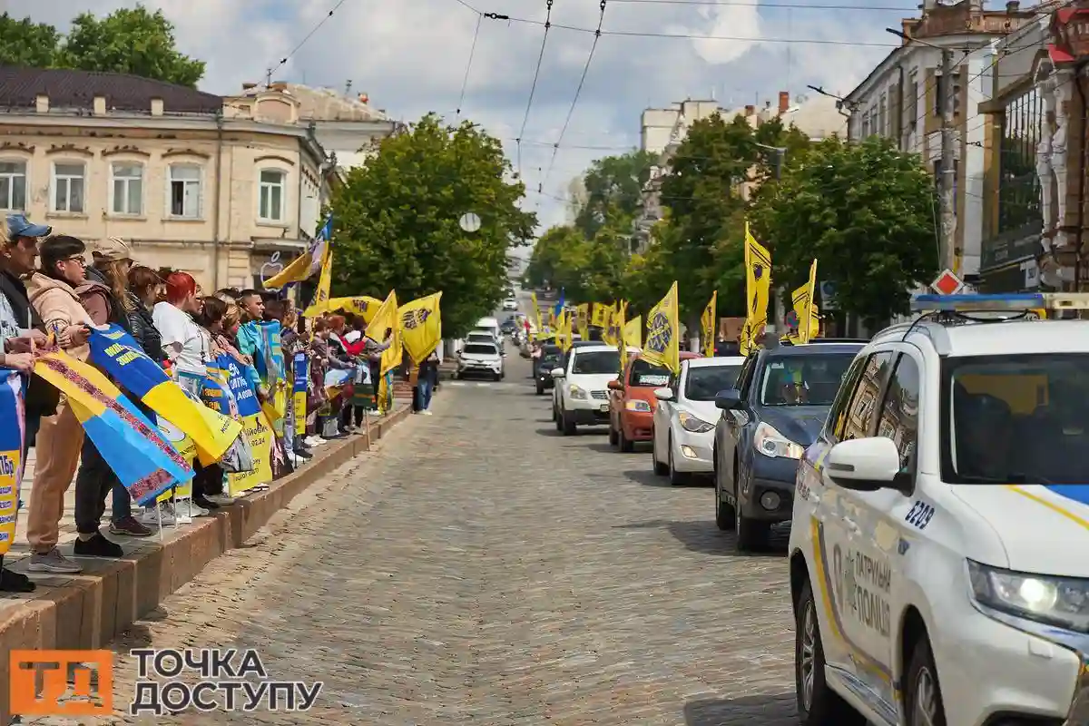 У Кропивницькому на центральній площі пройшла мирна акція на підтримку захисників, які перебувають у полоні.