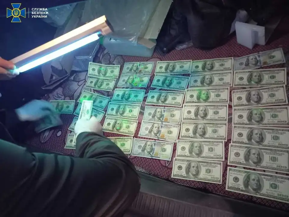 У Кропивницькому затримали посадовця міграційної служби під час отримання хабара (ФОТО)