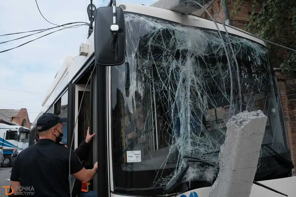 У Кропивницькому внаслідок ДТП тролейбус врізався в будинок та збив стовп (ФОТО)