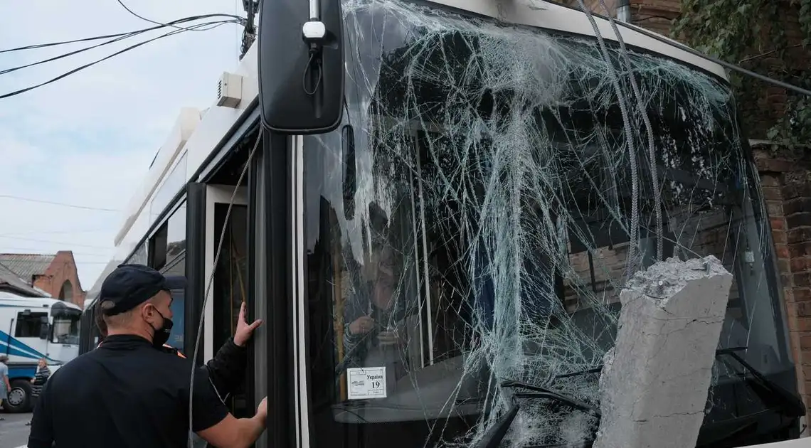 У Кропивницькому внаслідок ДТП тролейбус врізався в будинок та збив стовп (ФОТО) фото 1