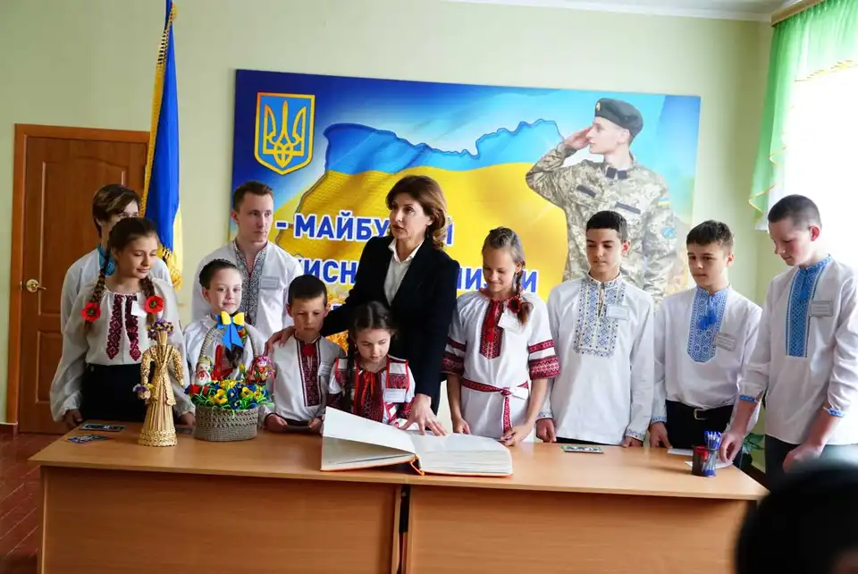 Марина Порошенко та школярі Кропивницького заповнили «Книгу Миру» (ФОТО)